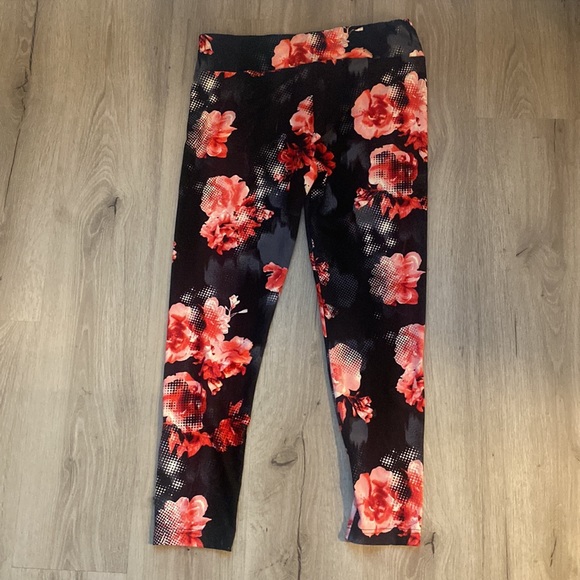 Jr’s Floral Cropped Leggings - Sz XL - Picture 2 of 5